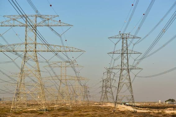 Líneas eléctricas de alta tensión en Sharjah.
