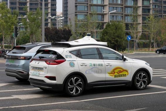 El Luobo Kuaipao, un taxi autónomo del gigante tecnológico chino Baidu, visto en las calles.
