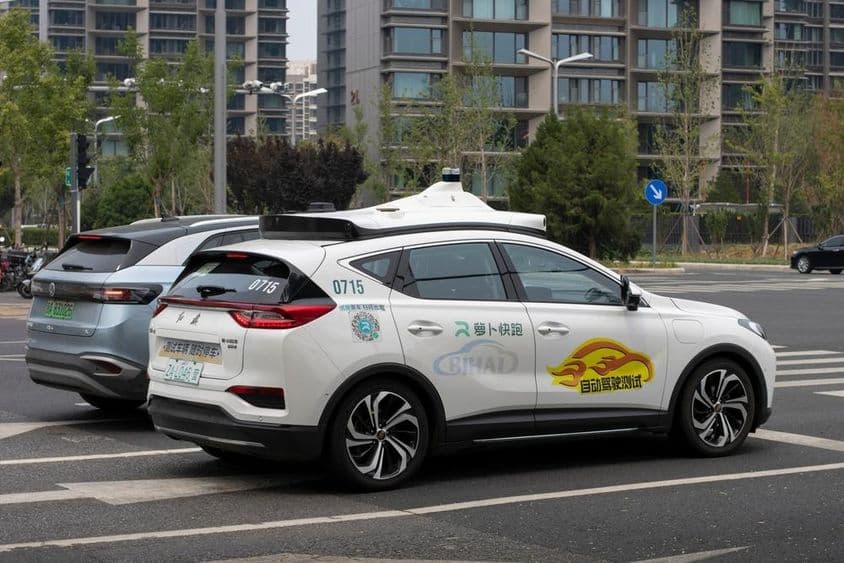 El Luobo Kuaipao, un taxi autónomo del gigante tecnológico chino Baidu, visto en las calles.