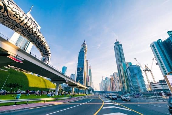 Carretera Sheikh Zayed con rascacielos y el Museo del Futuro al fondo.