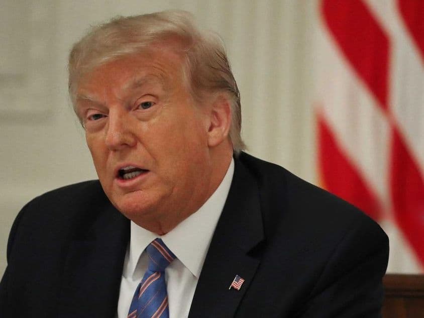 Donald Trump hablando en un evento.