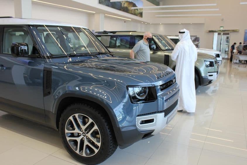Vehículos de la serie Land Rover Defender 110 en venta en un concesionario Land Rover.