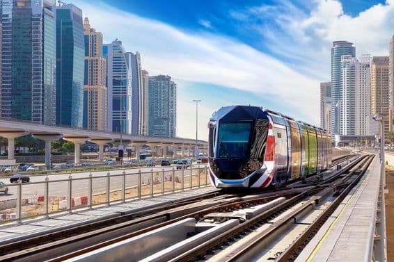Nuevo tranvía moderno en Dubái, Emiratos Árabes Unidos.