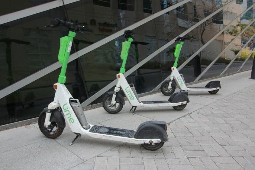 Alquiler de patinetes eléctricos de RTA en Dubái.