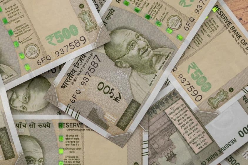 Billete de 500 rupias indias, disperso en billetes separados.
