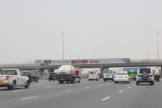 Autopista de Dubái con vallas publicitarias.
