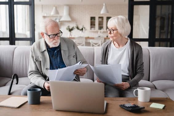 Pareja de ancianos, esposa y esposo, contando fondos, ahorros.
