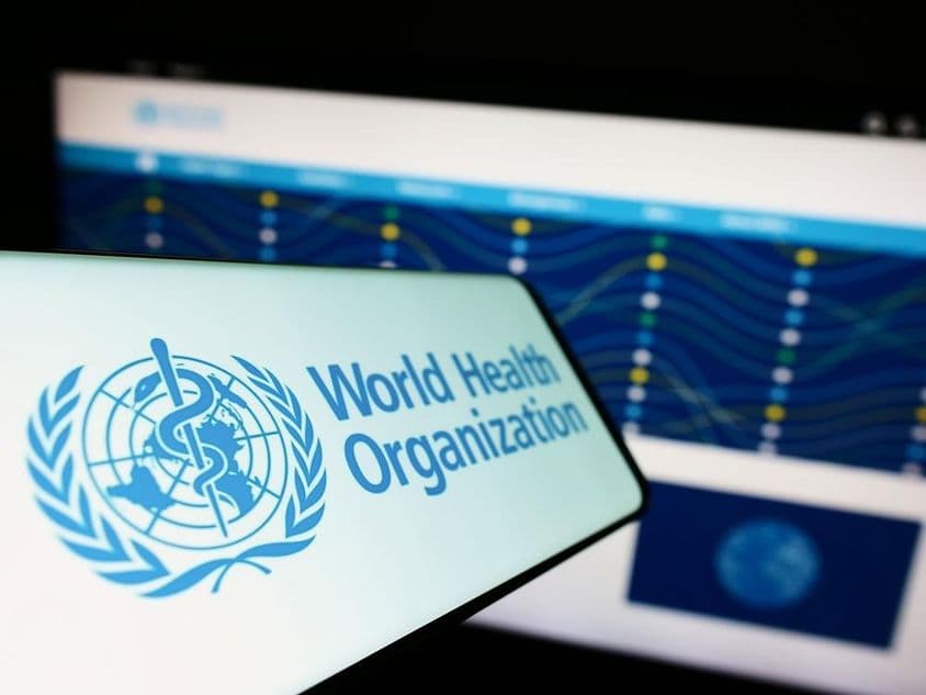 Teléfono con el logotipo de la Organización Mundial de la Salud (OMS).