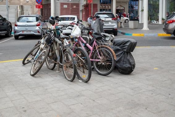 Bicicletas estacionadas en el centro de la ciudad, Emiratos Árabes Unidos.