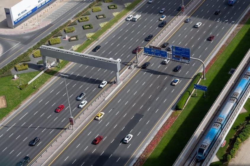 Autopista y línea de metro de múltiples carriles en Dubái.
