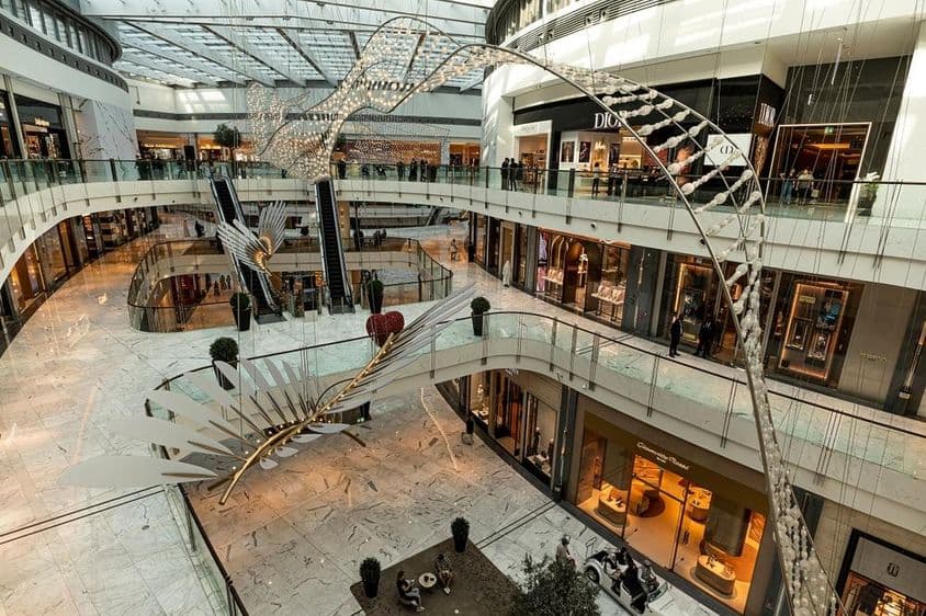 Centro comercial en Dubái, el mayor lugar de compras en el mundo.
