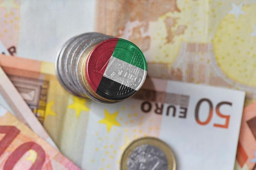 Bandera de Emiratos Árabes Unidos, billetes de euro.