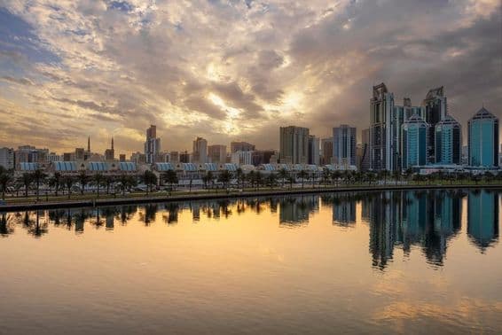 El emblemático edificio de los Zocos Centrales de Sharjah.