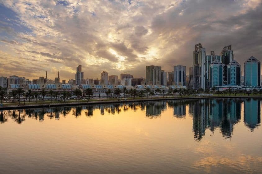 El emblemático edificio de los Zocos Centrales de Sharjah.