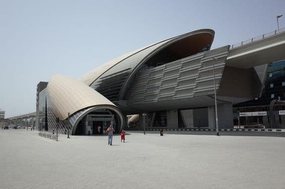 Estación Garhoud GGICO en la Línea Roja del Metro de Dubái.