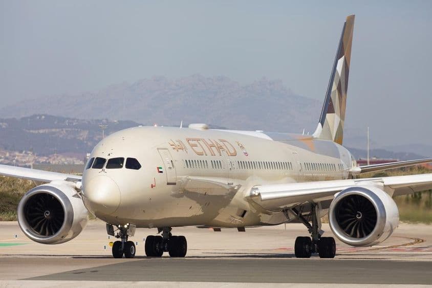 Etihad Airways Boeing 787-9 Dreamliner en la pista de rodaje.