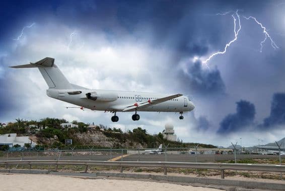 Avión aterrizando durante una tormenta.