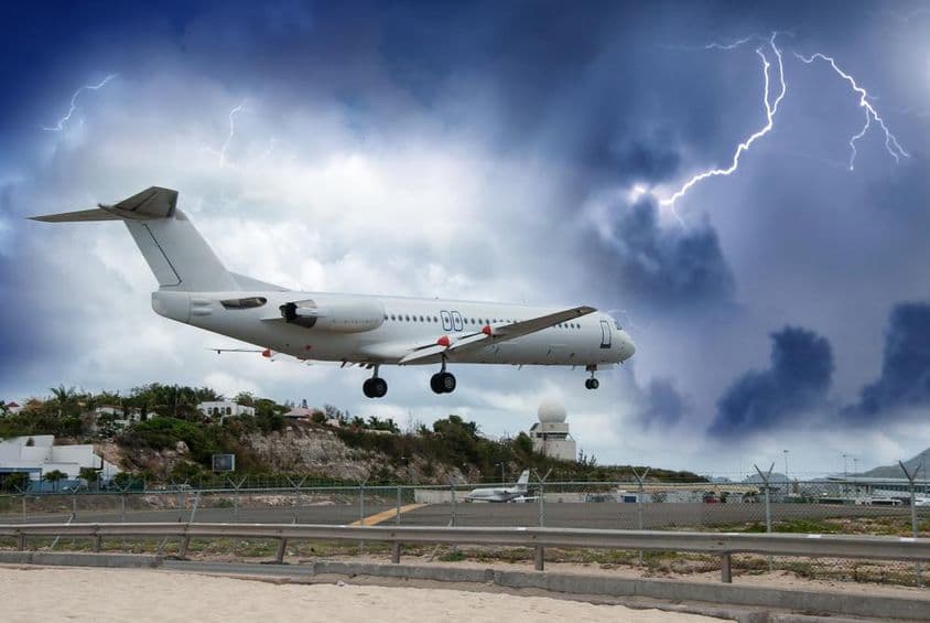 Avión aterrizando durante una tormenta.
