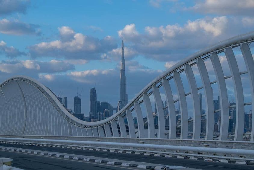 Puente Maidan en Dubái con vista al paisaje urbano.
