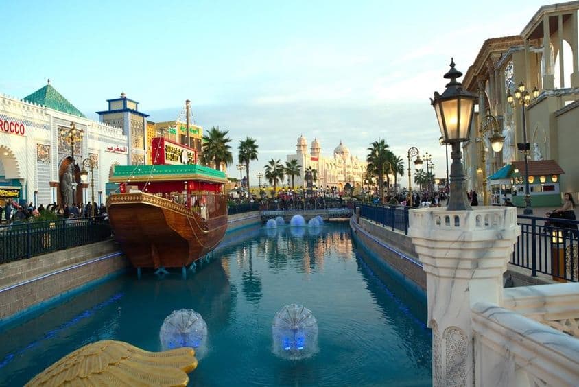 Vista del Global Village de Dubái en horas de la tarde