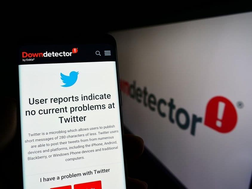Downdetector informando estado en Twitter.