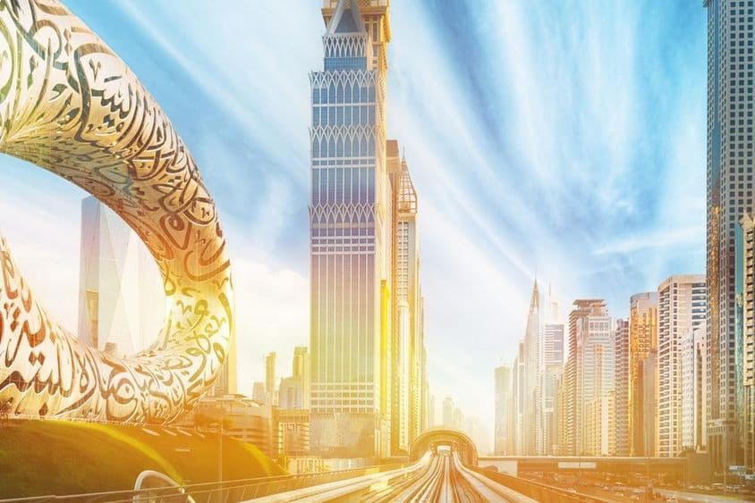 Rascacielos de Cristal en Dubái bajo el Calor.