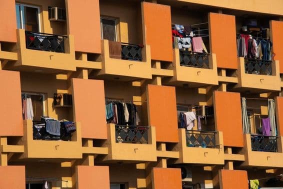 Edificio de apartamentos en Dubái con ropa secándose en los balcones.