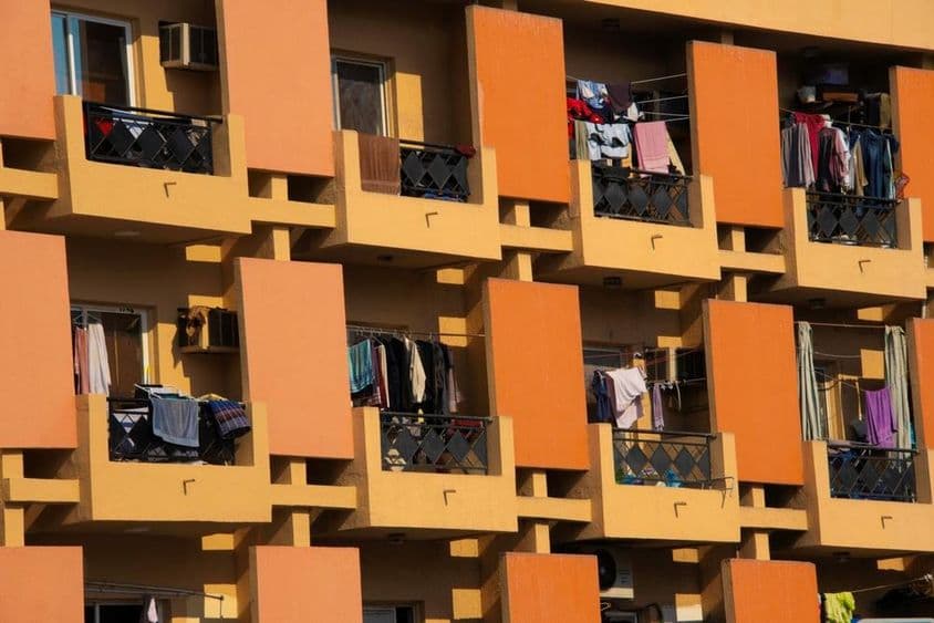 Edificio de apartamentos en Dubái con ropa secándose en los balcones.