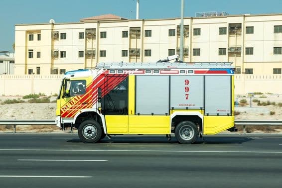 Camión de bomberos en movimiento en Dubái.