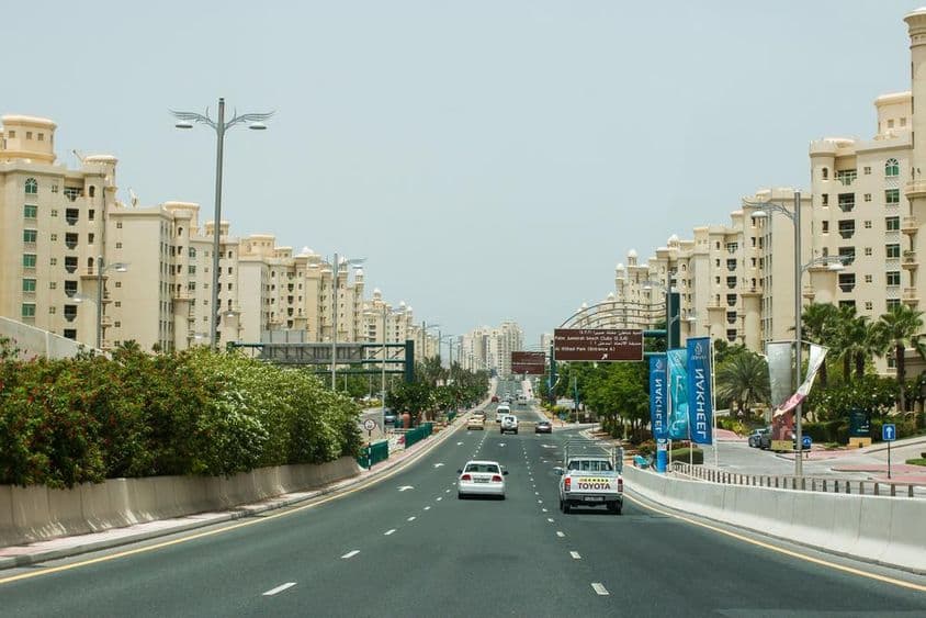 Tráfico en Dubái fuera de las horas punta.