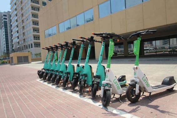 RTA servicio de alquiler de e-scooters en Dubái.