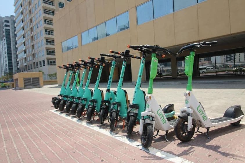 RTA servicio de alquiler de e-scooters en Dubái.