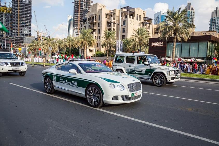 Desfile de coches de policía a lo largo del Boulevard Mohammed Bin Rashid en el centro de Dubai.