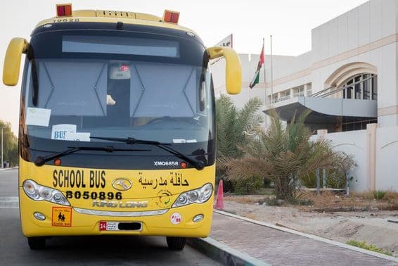 Autobús escolar amarillo en Abu Dhabi, Emiratos Árabes Unidos.
