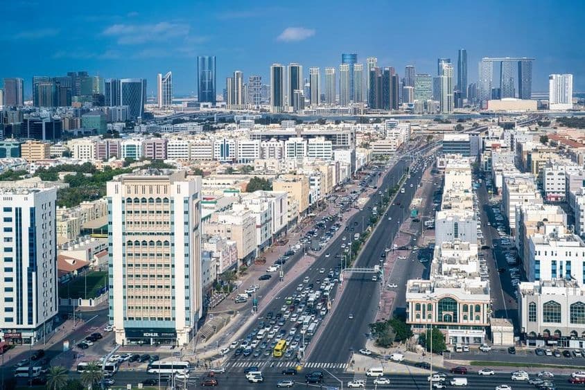 Abu Dhabi, tráfico en Defence Street y modernos rascacielos de Al Reem Island.