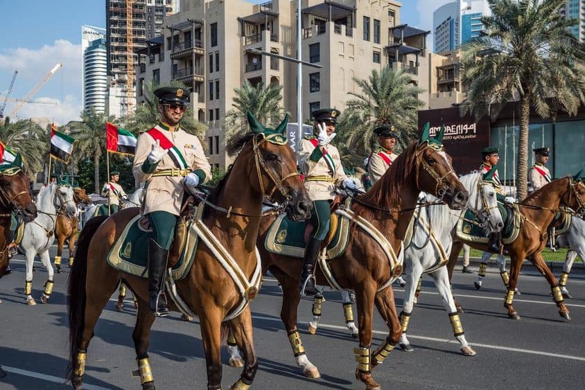 Desfile festivo en Mohammed Bin Rashid Boulevard de Dubái.