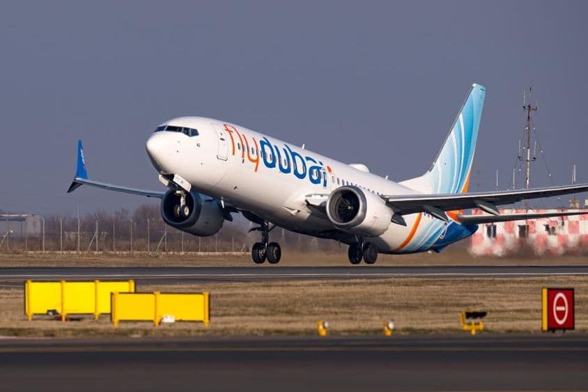 Avión de Flydubai despegando.