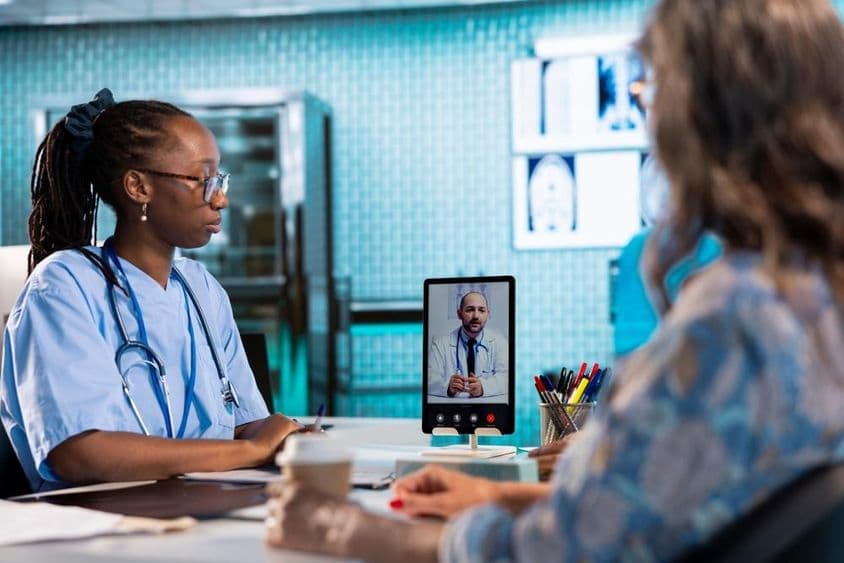 Enfermera teniendo una videollamada con un médico para consulta remota y telemedicina.