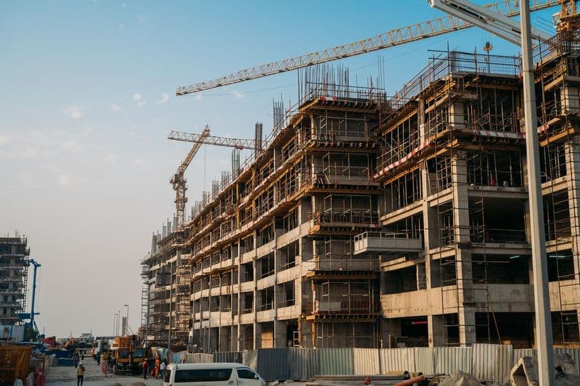 Construcción moderna con grúas industriales en Dubái.