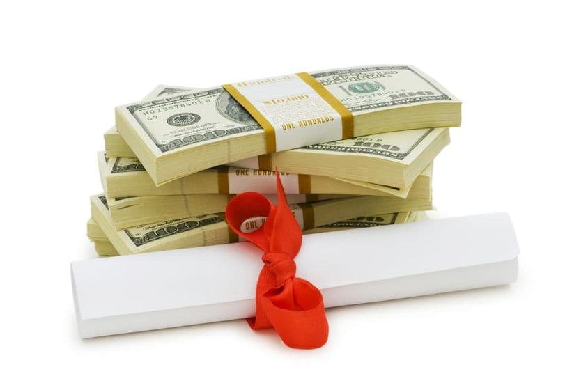 Educación costosa, billetes de dólar y diploma.