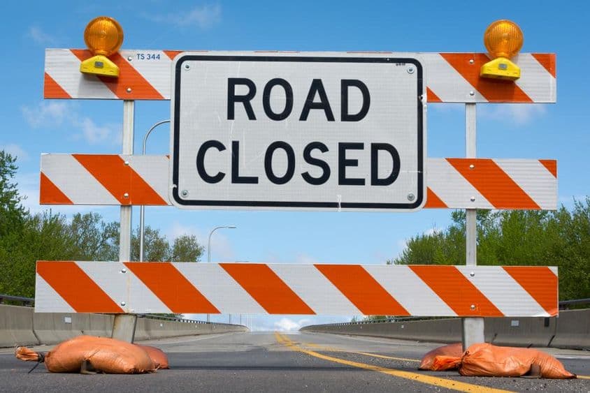 Señal de sección de carretera cerrada.