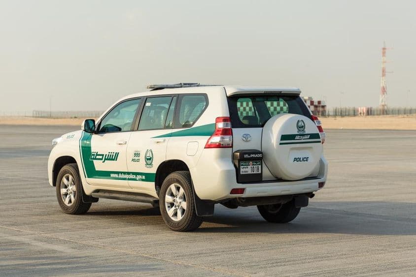 Un coche policial en el aeropuerto DUBAI AL MAKTOUM.