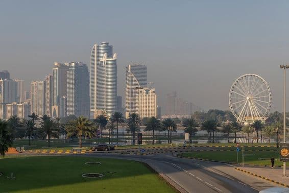 Horizonte de Sharjah con la noria Qasba.