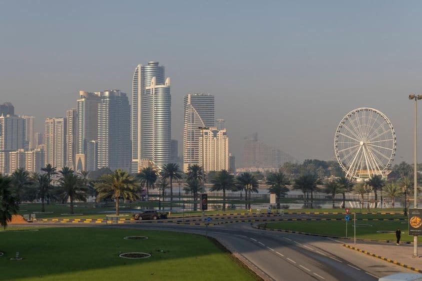 Horizonte de Sharjah con la noria Qasba.