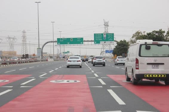Una sección de Al Rebat Street marcada en rojo para advertir a los conductores.