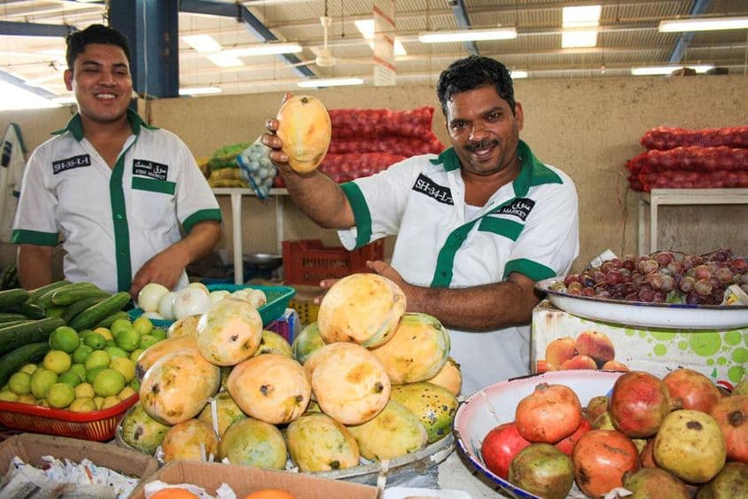En un mercado de frutas y verduras en Dubái, EAU.