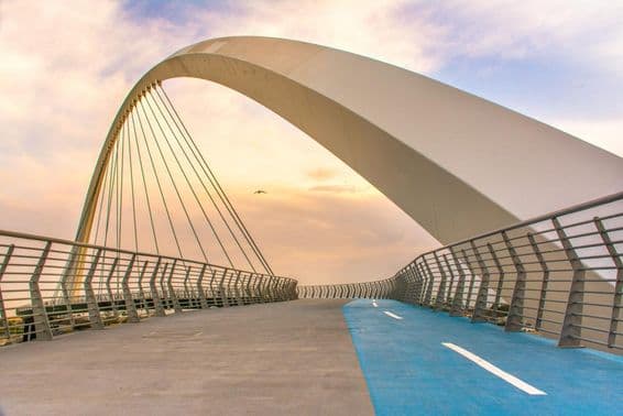 Puente Tolerance en Dubái con vista al atardecer.