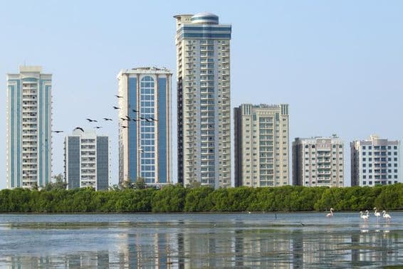Vista de la Torre Abjar desde el Lago Manglar en Ras Al Khaimah.