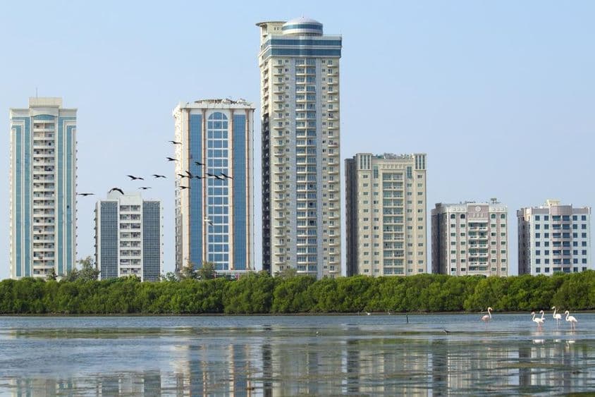 Vista de la Torre Abjar desde el Lago Manglar en Ras Al Khaimah.