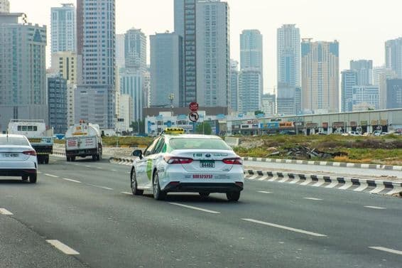 Taxi Aman en la carretera en la ciudad de Sharjah.